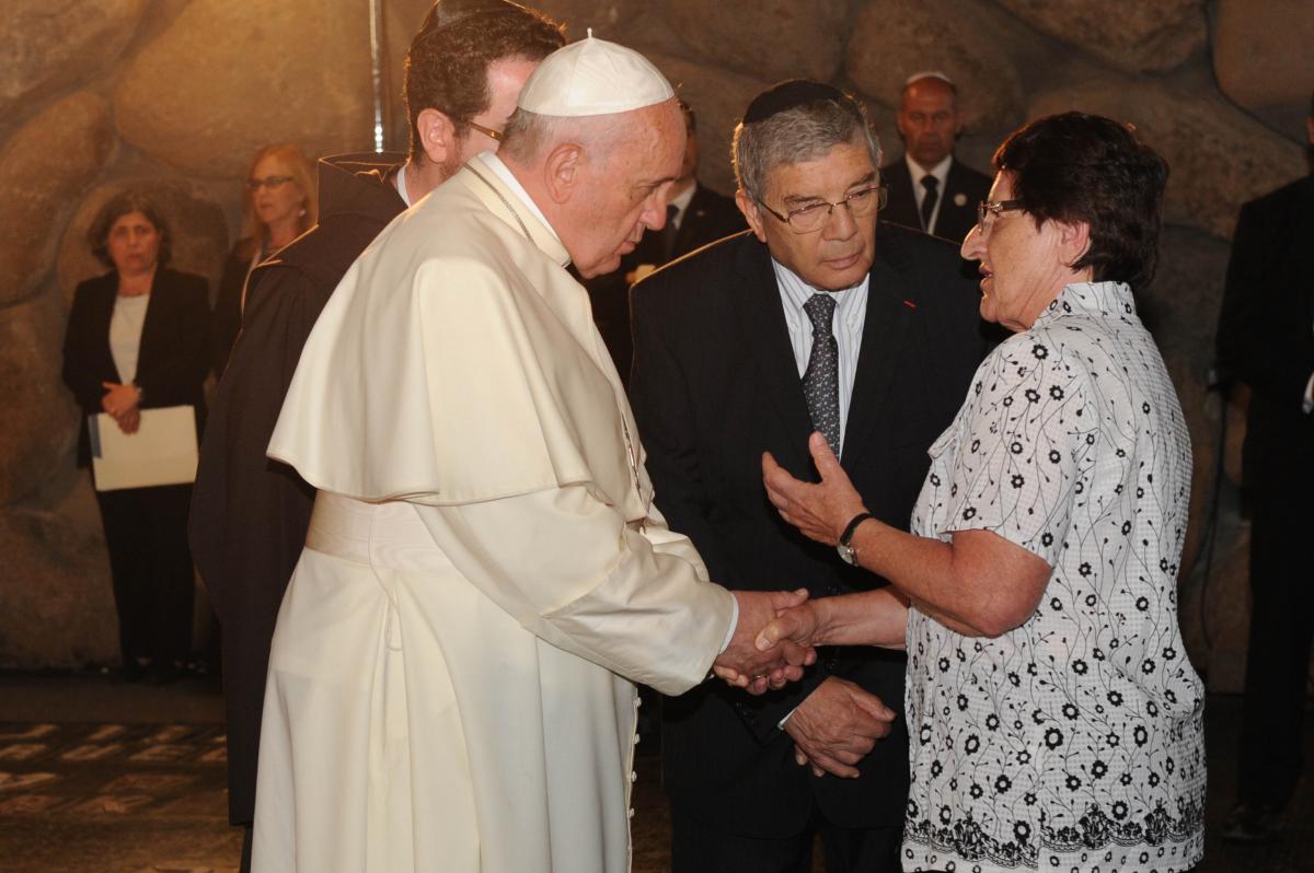 האפיפיור פרנציסקוס לוחץ את ידה של ניצולת השואה חוה שיק