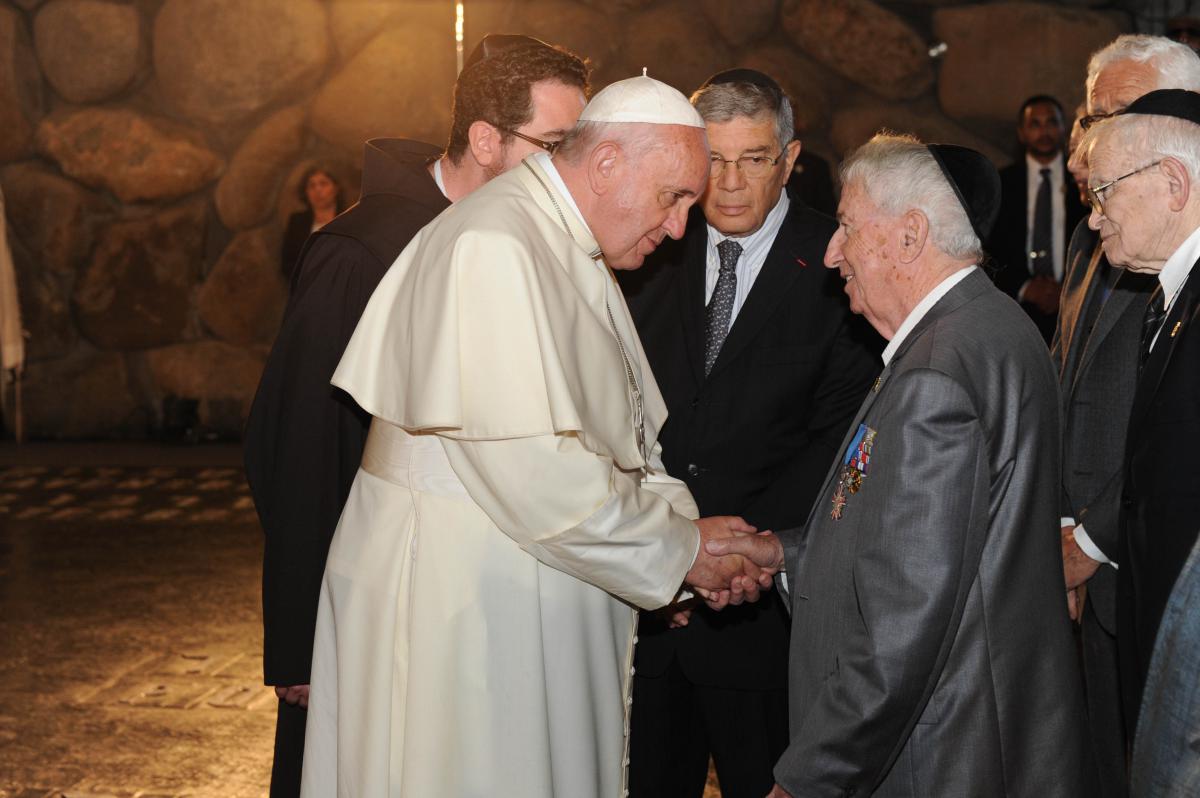 האפיפיור פרנציסקוס לוחץ את ידו של ניצול השואה אליעזר (לולק) גרינפלד
