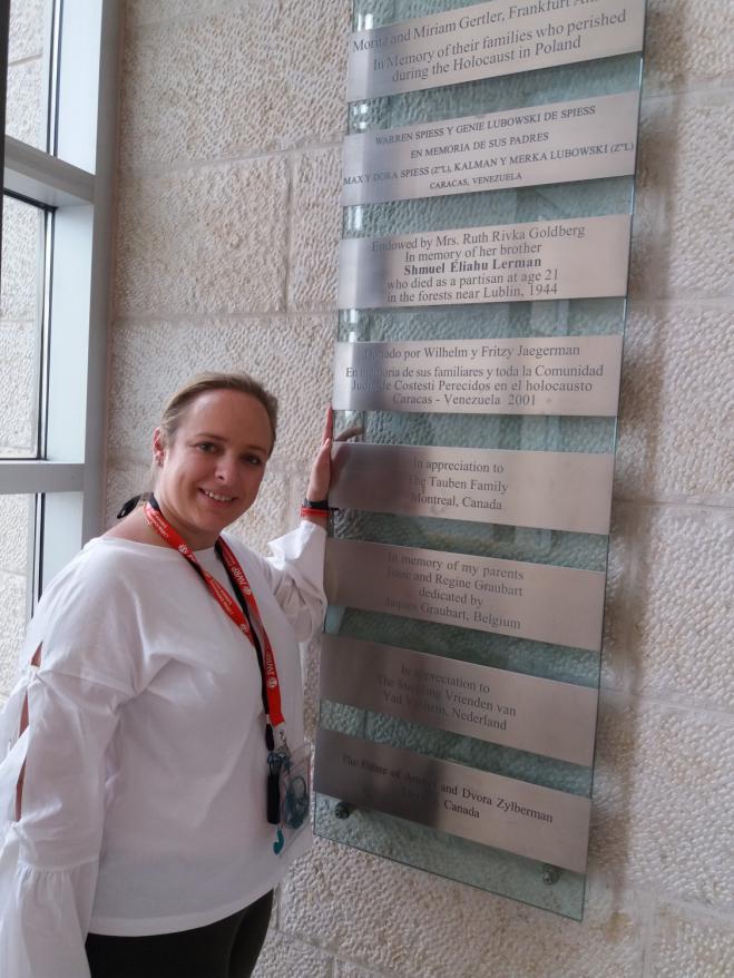 Jaegerman visitando la placa donada por sus abuelos en su visita por Yad Vashem