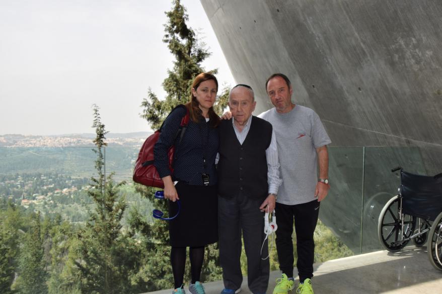 La señora Gladys Kelmer de Argentina en su visita a Yad Vashem con su padre y hermano.