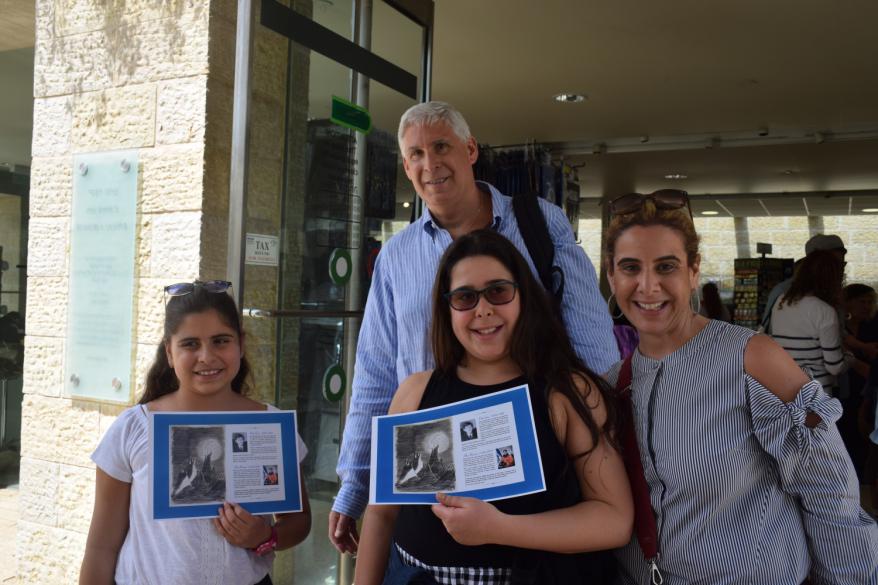 David Krystal su esposa Pamela e hijas de Gran Bretaña, en su visita a Yad Vashem