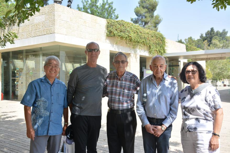 Isaac Ladelsky de México con Steven Sherman y Pedro Woo junto a Moshe y Perla Hazan durante su visita a Yad Vashem