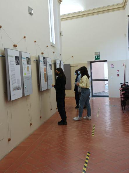 Exposición ready2print “Estrellas sin cielo: niños en el Holocausto&quot; en el isArt Liceo Artistico Arcangeli, Bolonia, Italia
