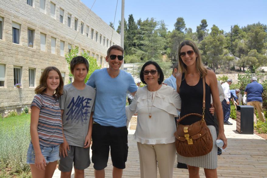 Marcelo Melsohn y su familia de Brasil, durante su visita a Yad Vashem junto a Perla Hazan.