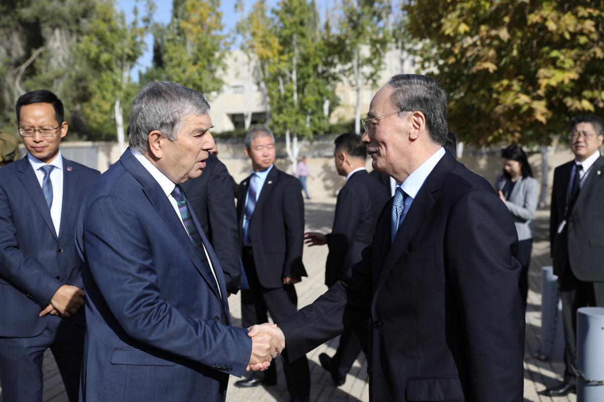 Yad Vashem Chairman Avner Shalev greeting the Vice President of China H.E. Mr. Wang Qishan 