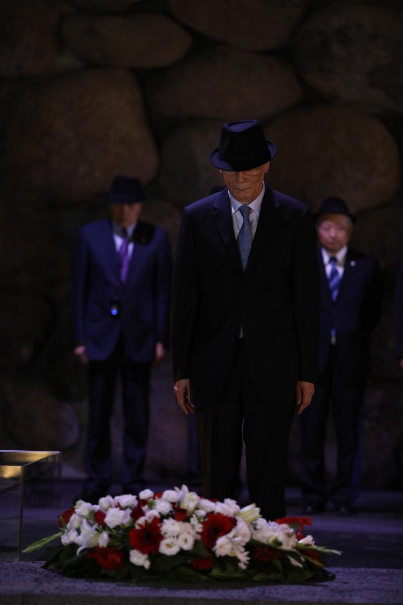 Vice President of China H.E. Mr. Wang Qishan laying a wreath in the Hall of Remembrance
