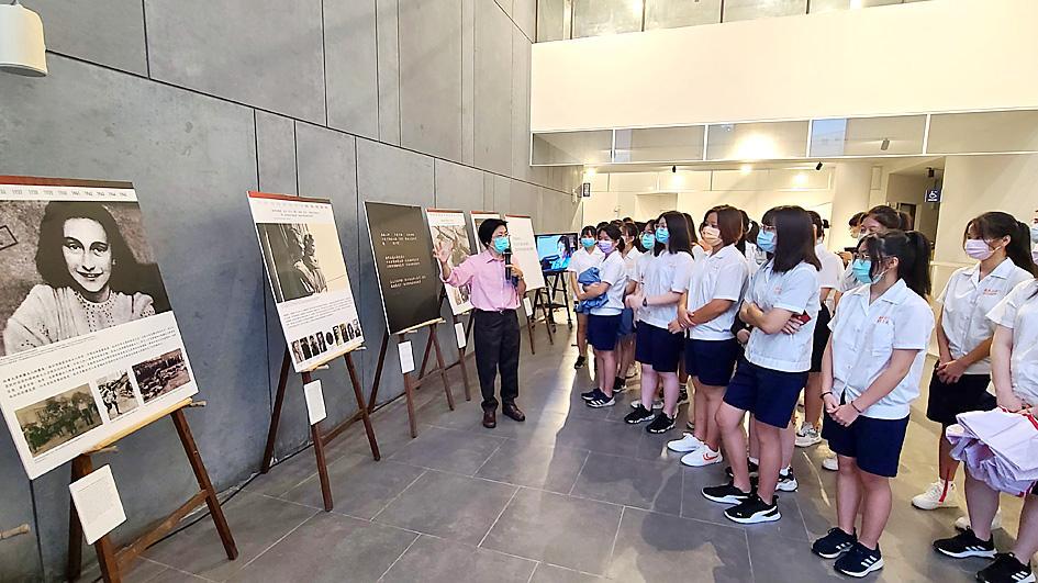 Exposición ready2print “Shoá: ¿Cómo fue humanamente posible?” en la escuela secundaria superior nacional de niñas de Tainan, Taipéi, Taiwán