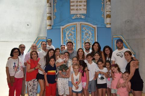 La familias Harari Dayán de Mexico durante la celebración del Bar Mitzva de Moisés en Yad Vashem, Junto a Moshe y Perla Hazan