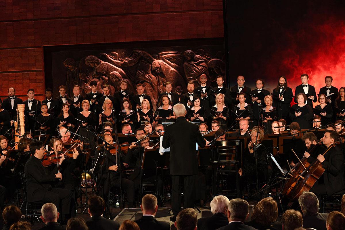 תזמורת בין-לאומית בניצוחו של המנצח ולדימיר ספיבקוב ומקהלה בין-לאומית מבצעים את היצירה המוזיקאלית רקוויאם