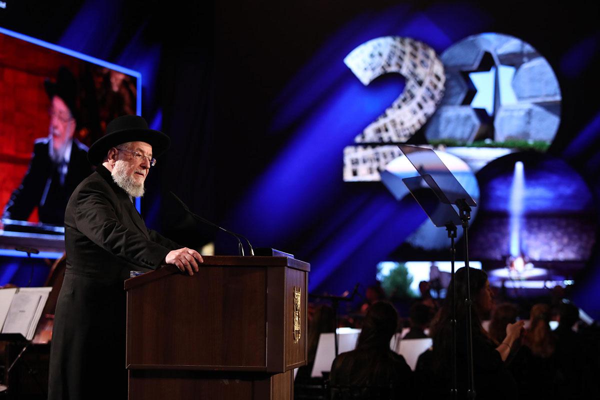 Der Holocaustüberlebende und Vorsitzende des Yad Vashem-Gremiums, Rabbi Israel Meir Lau, hält eine bewegende Rede bei der Veranstaltung