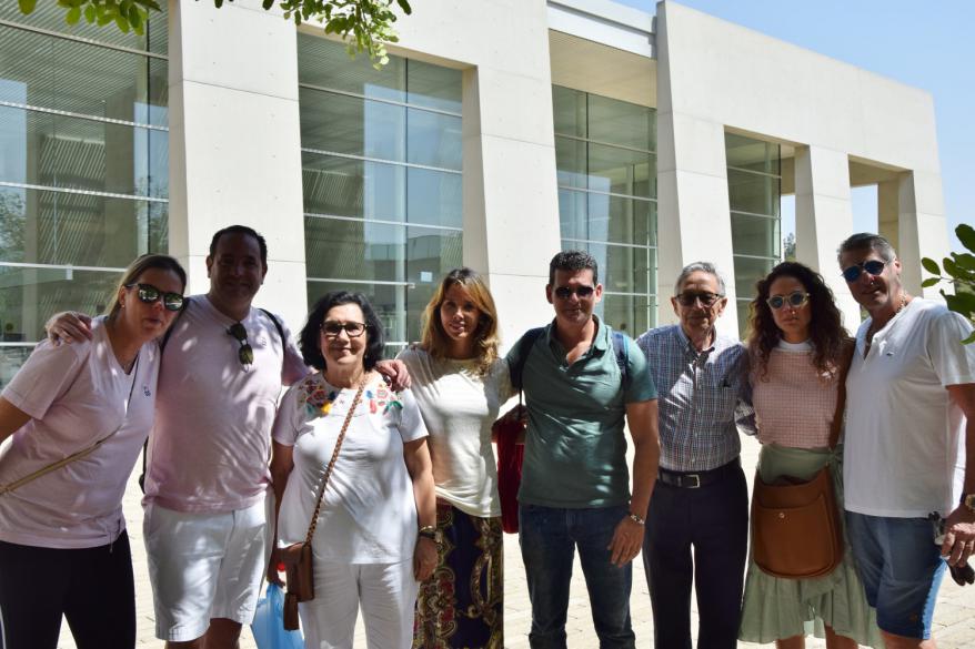 Samy Sheero y su esposa Inés de Venezuela, con un grupo de amigos durante su visita a Yad Vashem 