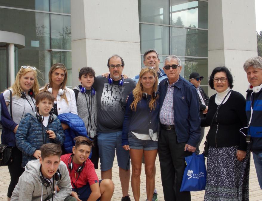La familia Schvartzman de Argentina en su visita a Yad Vashem junto a Moshe y Perla Hazán. 