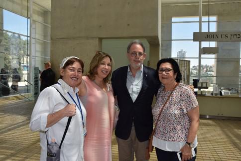 Roberto y Fanny Sonabend de México con Perla Hazan durante su visita a Yad Vashem