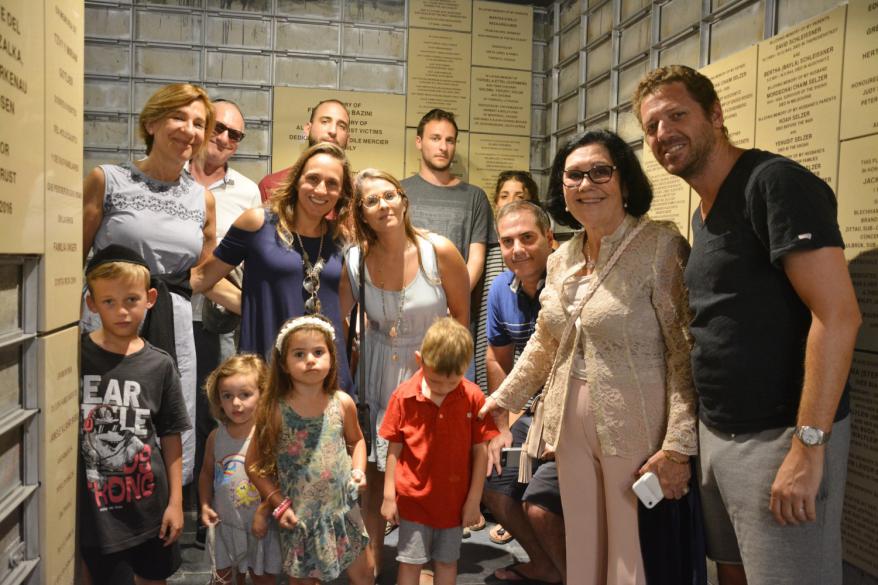 Sergio y Dalia Starosielsky de Argentina, durante su visita a Yad Vashem junto a su familia en ocasión de la develación de una placa en la Cueva del Recuerdo 