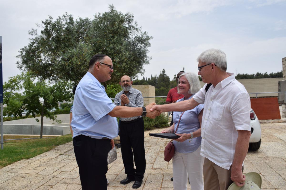 On 6 June, Yad Vashem Guardians Peter and Leslie Strong (right) visited Yad Vashem together with a group of colleagues.