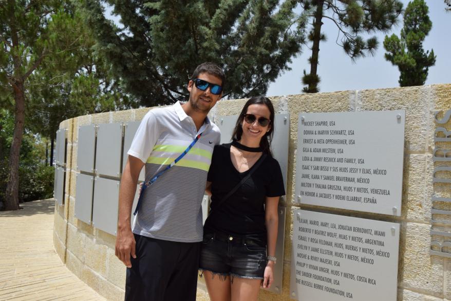 Joel Sultán y su esposa Alessandra de Venezuela durante su visita a Yad Vashem