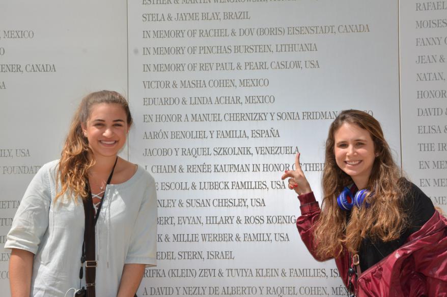 Sharon y Dalia, nietas de Jacobo y Raquel Szkolnik de Venezuela durante su visita a Yad Vashem con un grupo de amigos.
