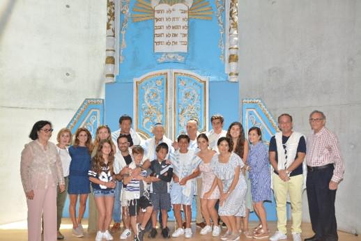 Elías Tussie de México celebrando su Bar Mitzva con toda la familia en su visita por Yad Vashem