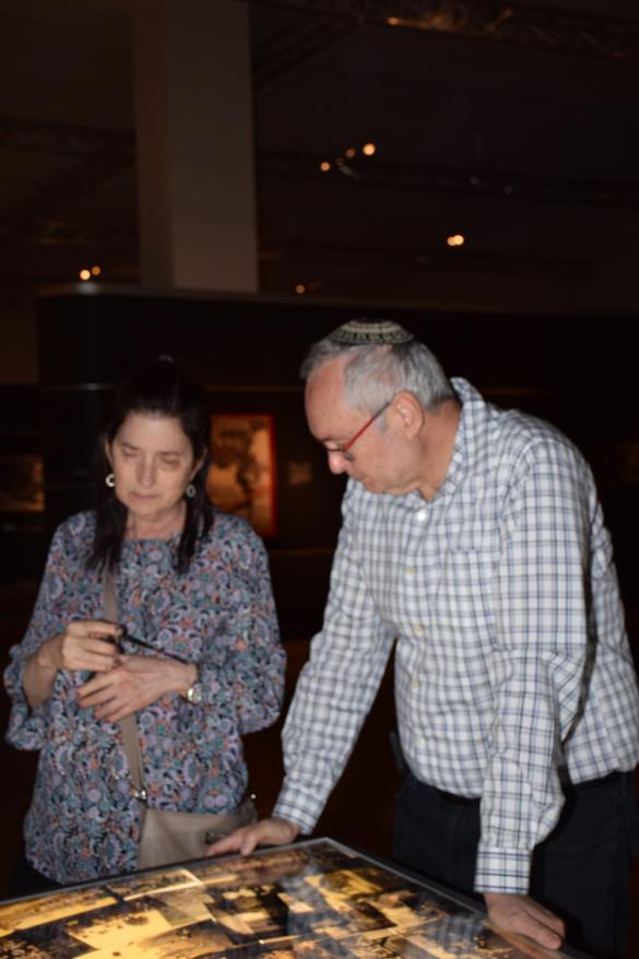 Phillip Unger y su esposa Vivian de Costa Rica durante su visita en Yad Vashem