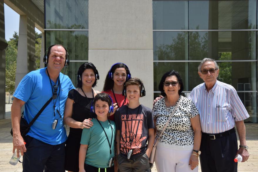 Sara y Rodney Weisleder e hijos de Costa Rica, junto a Moshé y Perla Hazan durante su visita a Yad Vashem