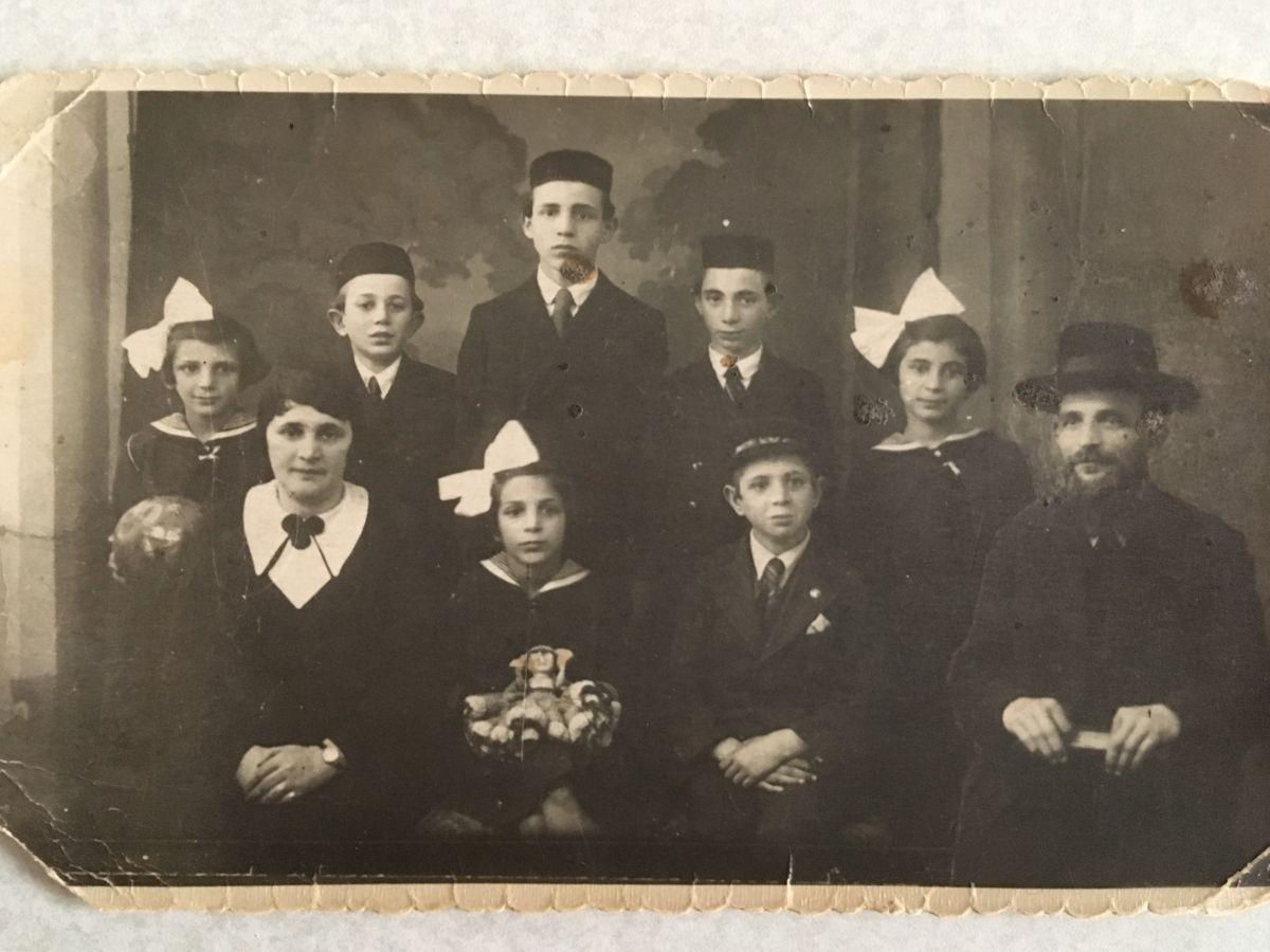 Yosef Weiss, his wife and their seven children before the Shoah