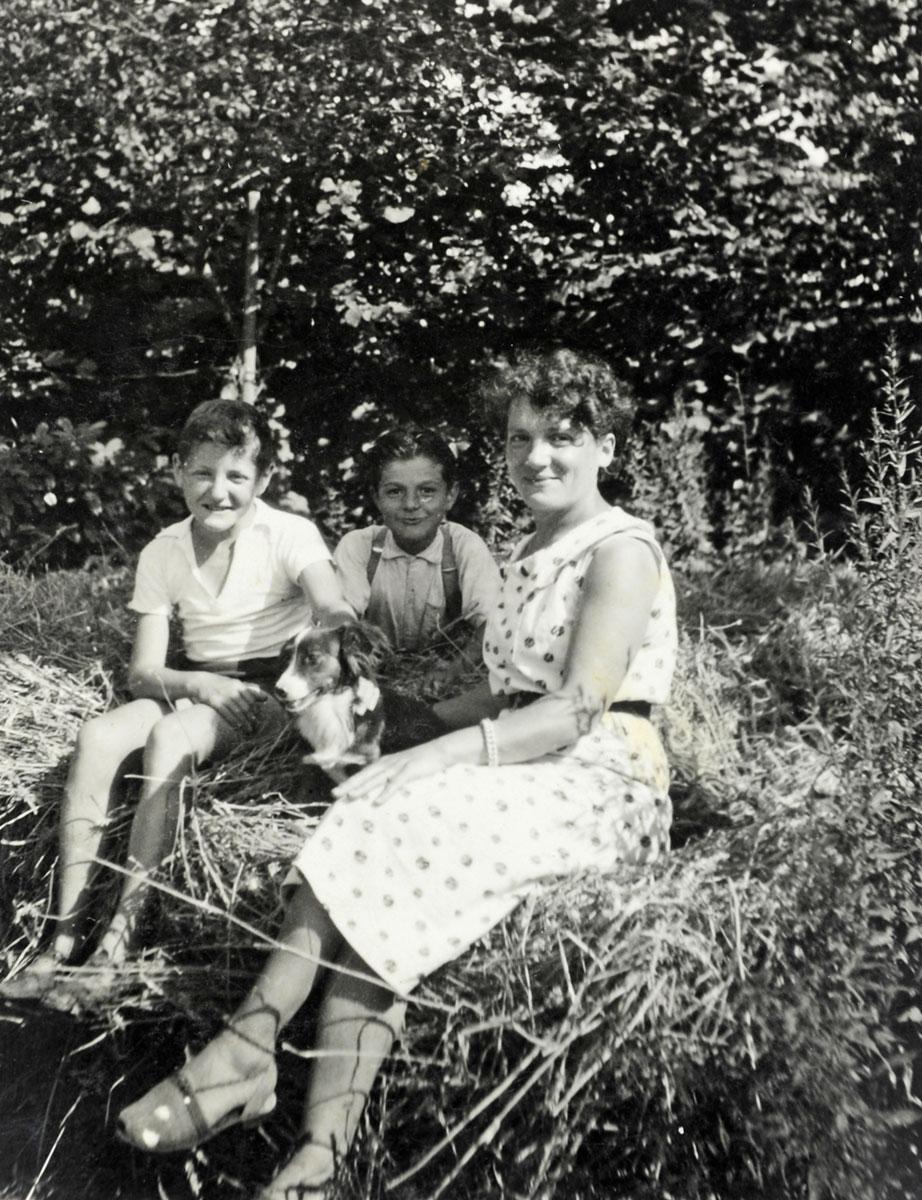 Pierre (à gauche) avec sa mère (à droite) et un ami, milieu des années trente