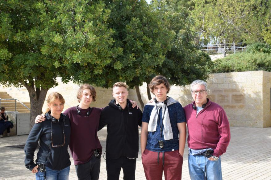 Gabriel Zaliasnik de Chile, con su familia en su visita por Yad Vashem