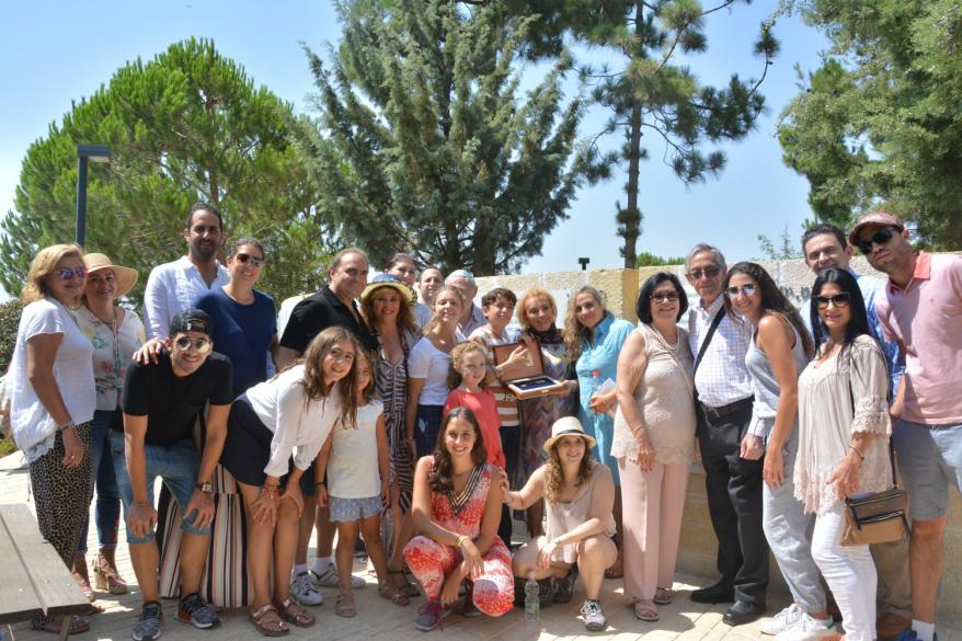 Elías Zonana de México  junto a su padres, abuelos y demás familiares quienes lo acompañaron en ocasión de su Bar Mitzva en Yad Vashem
