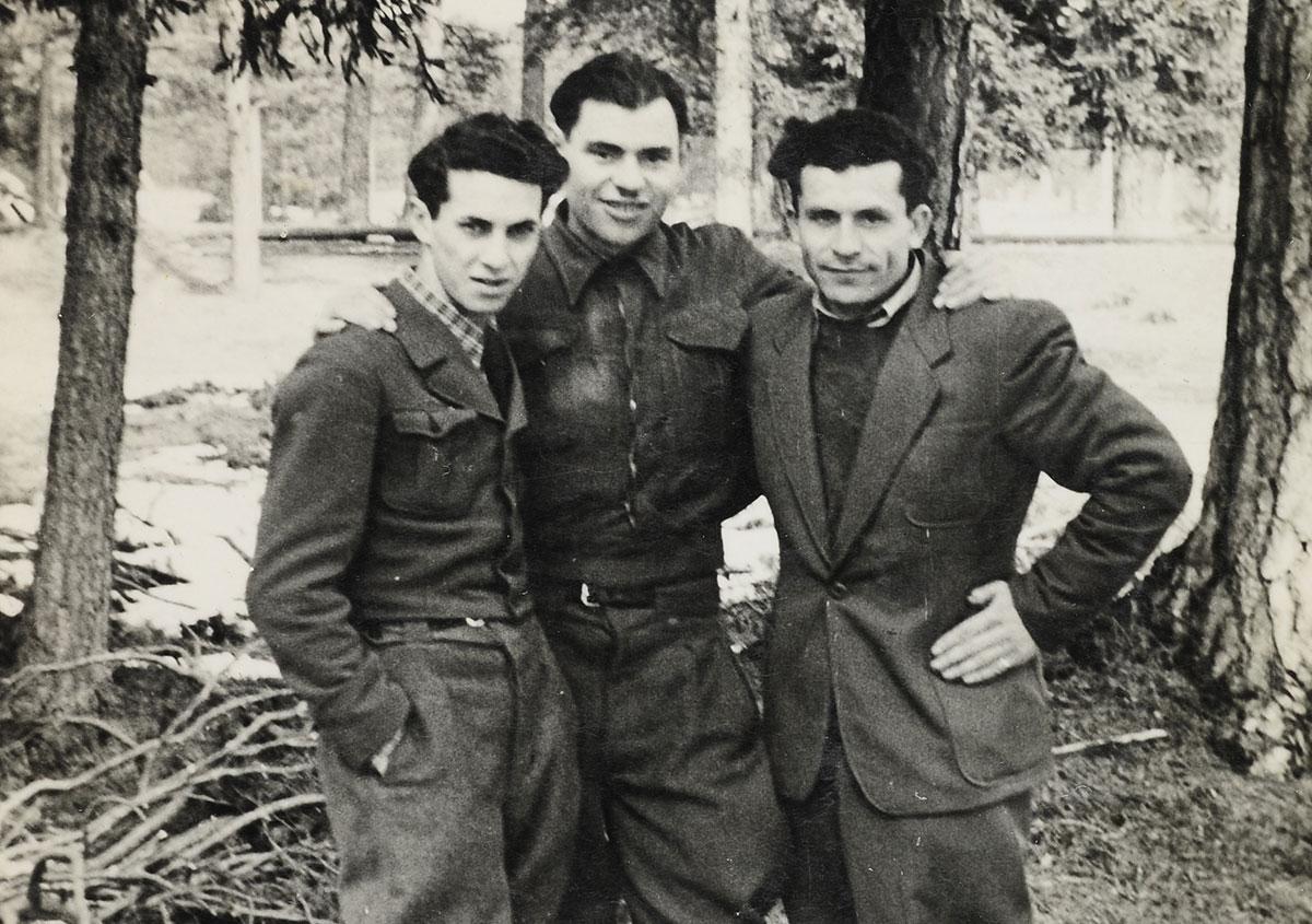יעקב אברמוביץ' (במרכז, עם פרטיזנים יהודים אחרים) במחנה ביילסקי