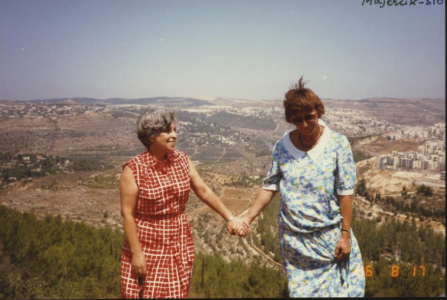 הטי קליין ובתם של המצילים בטקס נטיעת העץ ביד ושם, 17 באוגוסט 1986
