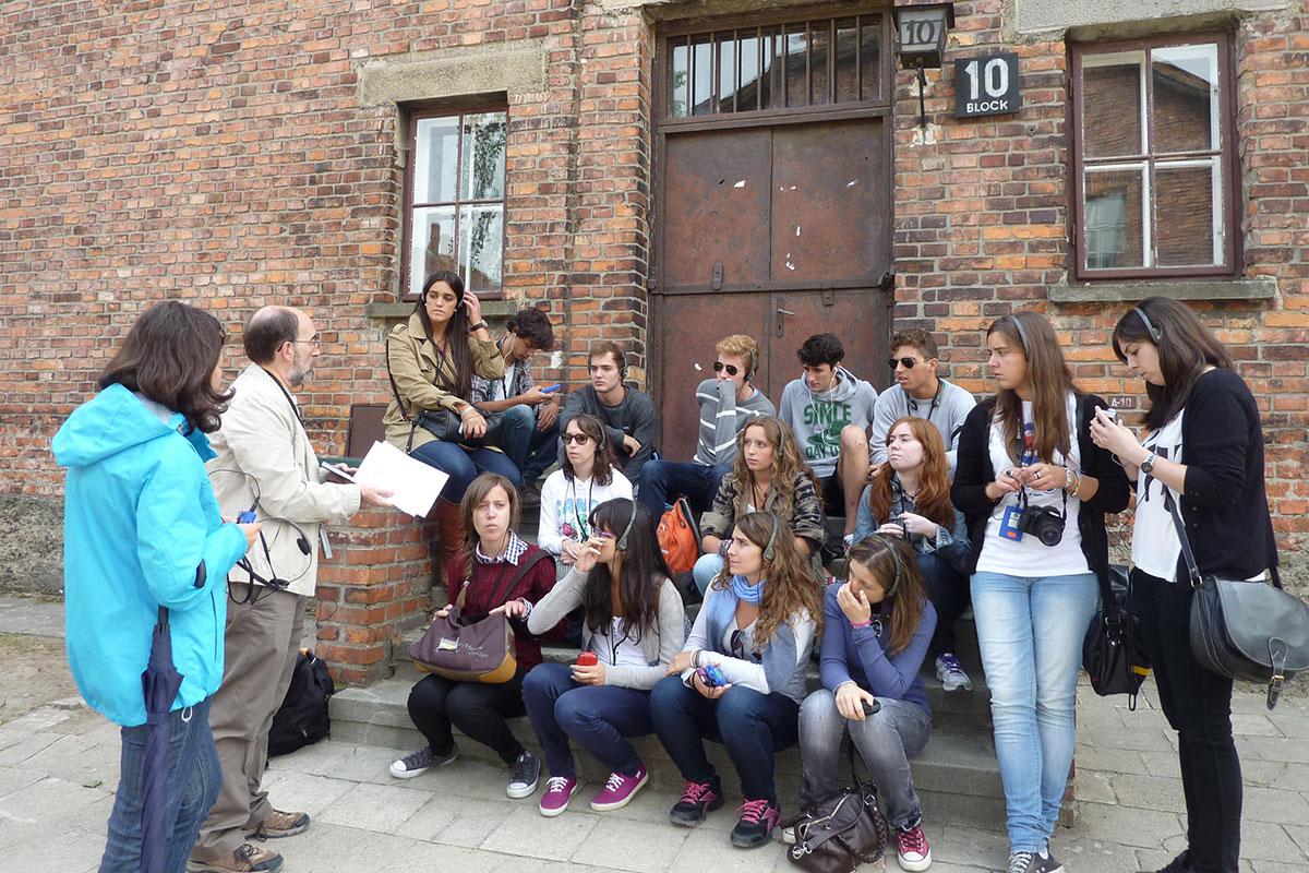 Un grupo de estudiantes de medicina de la Universidad Autónoma de Madrid visitando el Bloque 10 en Auschwitz, en el que los nazis llevaron a cabo «experimentos médicos».
