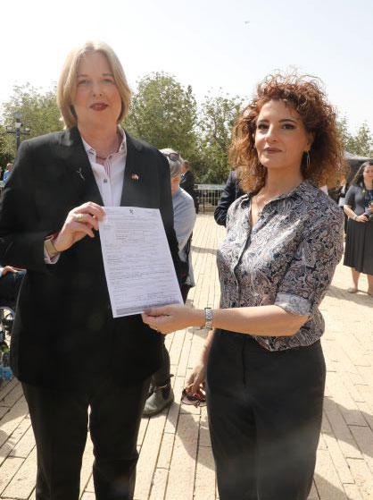 Bundestagspräsidentin Bärbel Bas überreicht der Kommunikationsdirektorin und Sprecherin von Yad Vashem, Iris Rosenberg, das Gedenkblatt, das sie zum Gedenken an Irma Nathan ausgefüllt hatte
