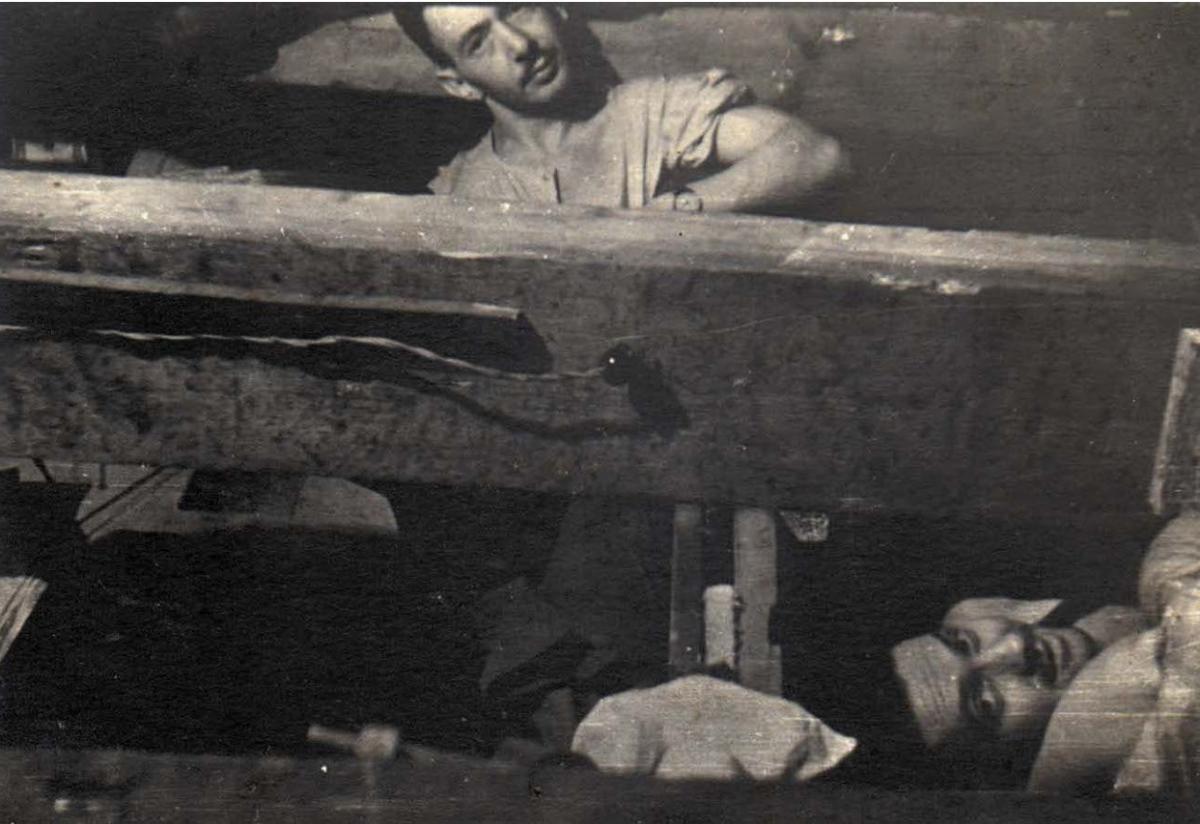 במסתור אצל רוברט סדולס.  בדרגש העליון – קלמן לינקימר, למטה – זליג הירשברג, 1944.
