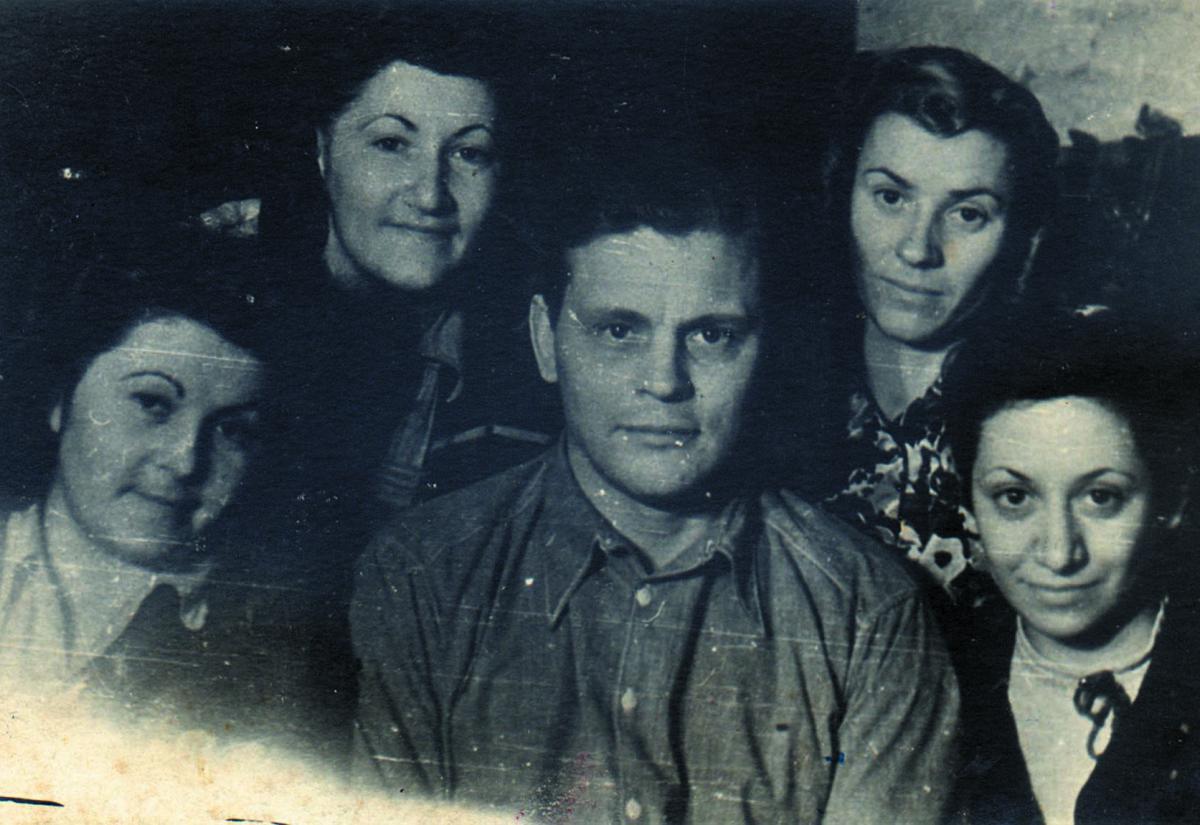 במסתור: רוברט סדולס (במרכז), וסביבו, משמאל לימין: ריבה זיבצון, חני זיבצון, טוניה פלוקשטה (הידידה הלטבית של סדולס שעזרה להסתיר יהודים) והילדה סקוטלסקי. לייפאיה, לטביה, 1944.