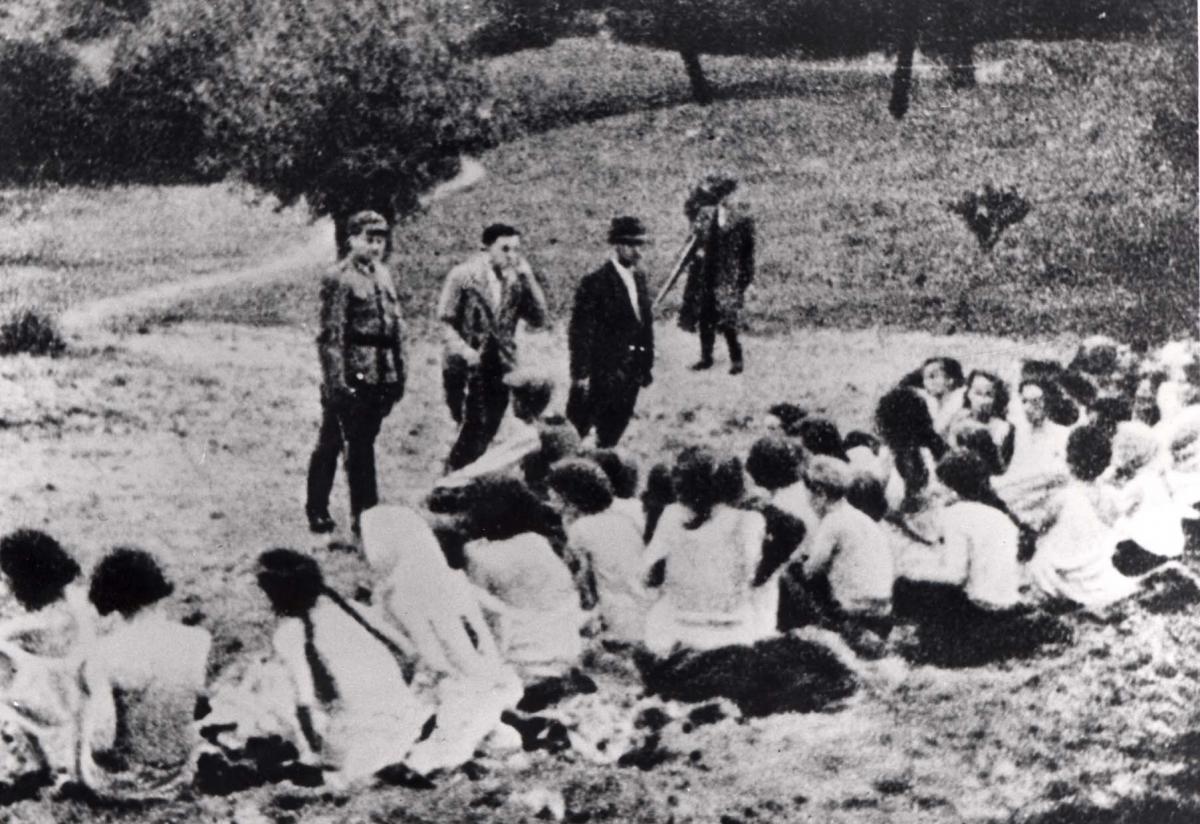 Еврейские женщины перед казнью, Лиепая, декабрь 1941 года. 