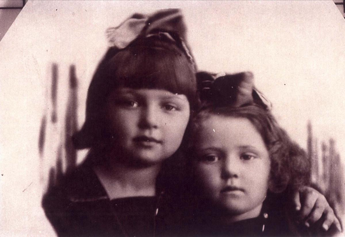 תצלום של ז'נה ופרינה ארשנסקי מלפני המלחמה, כשהן בנות 6 ו-8