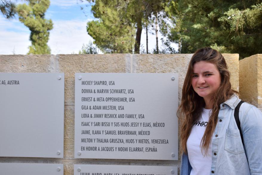 Galia, hija de Susy Braverman de México visitando Yad Vashem