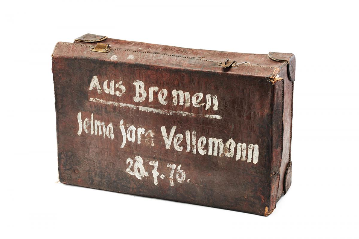 Suitcase bearing the name and date of birth of Selma Sara Vellemann from Bremen
