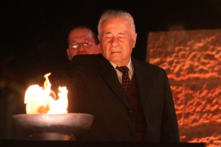 ניצול השואה חיים גרוזביין מדליק אחת משש המשואות בעצרת