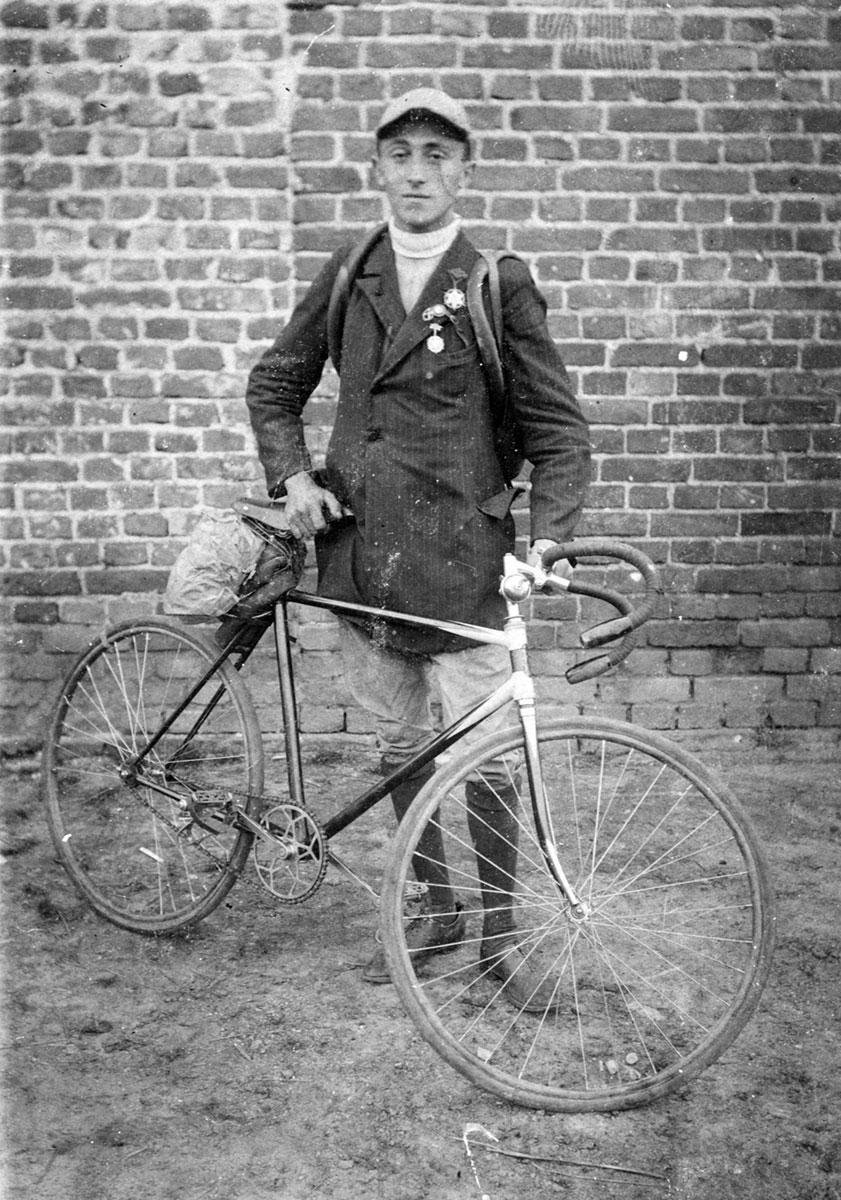   Moshe Cukierman, membre du club sportif Bar Kochba de Lodz en Pologne, pose à côté de son vélo au début des années 20