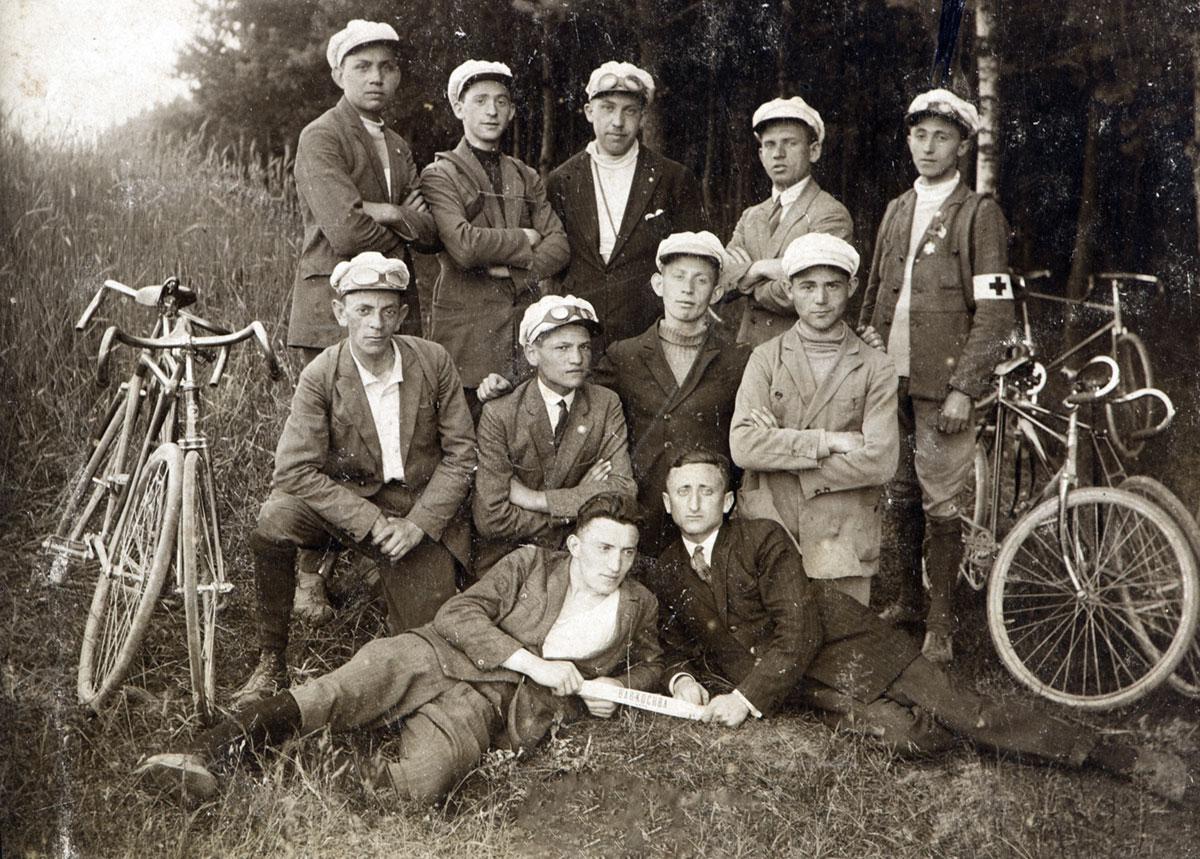 Des cyclistes de l'équipe du club sportif Bar Kochba, Lodz, 1926. Moshe Cukierman est debout à droite.
