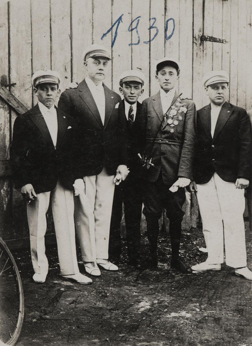 Moshe Cukierman (deuxième à partir de la droite), la poitrine ornée des médailles remportées lors de diverses compétitions cyclistes, Lodz, 1930
