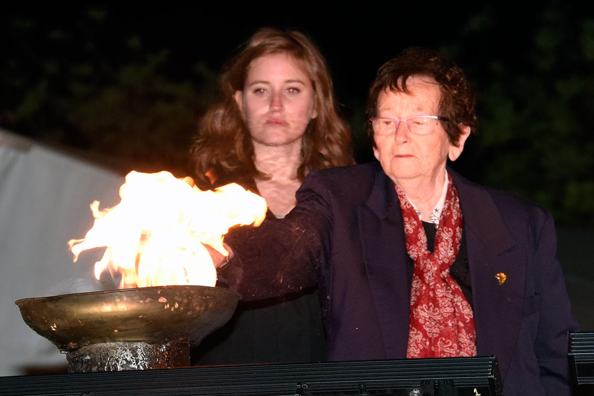 Elka Abramovitz, rescapée de la Shoah, allume l'un des six flambeaux lors de la cérémonie