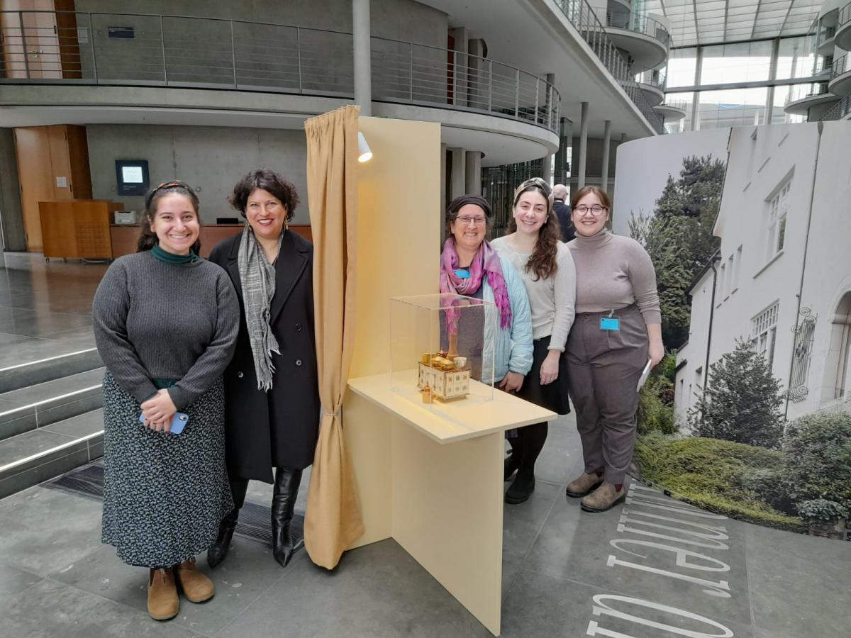 Orli and her family with Ruth Ur, Executive Director of the German Society for Yad Vashem and Co-Curator of the "16 Objects" exhibition at the Bundestag, February 2023