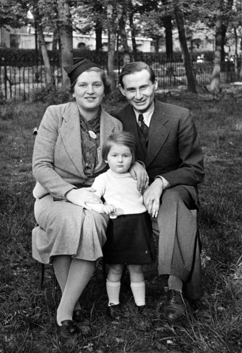 Konrad Emanuel Hirsch, his wife Edith and their daughter Miriam, Paris, 1930s