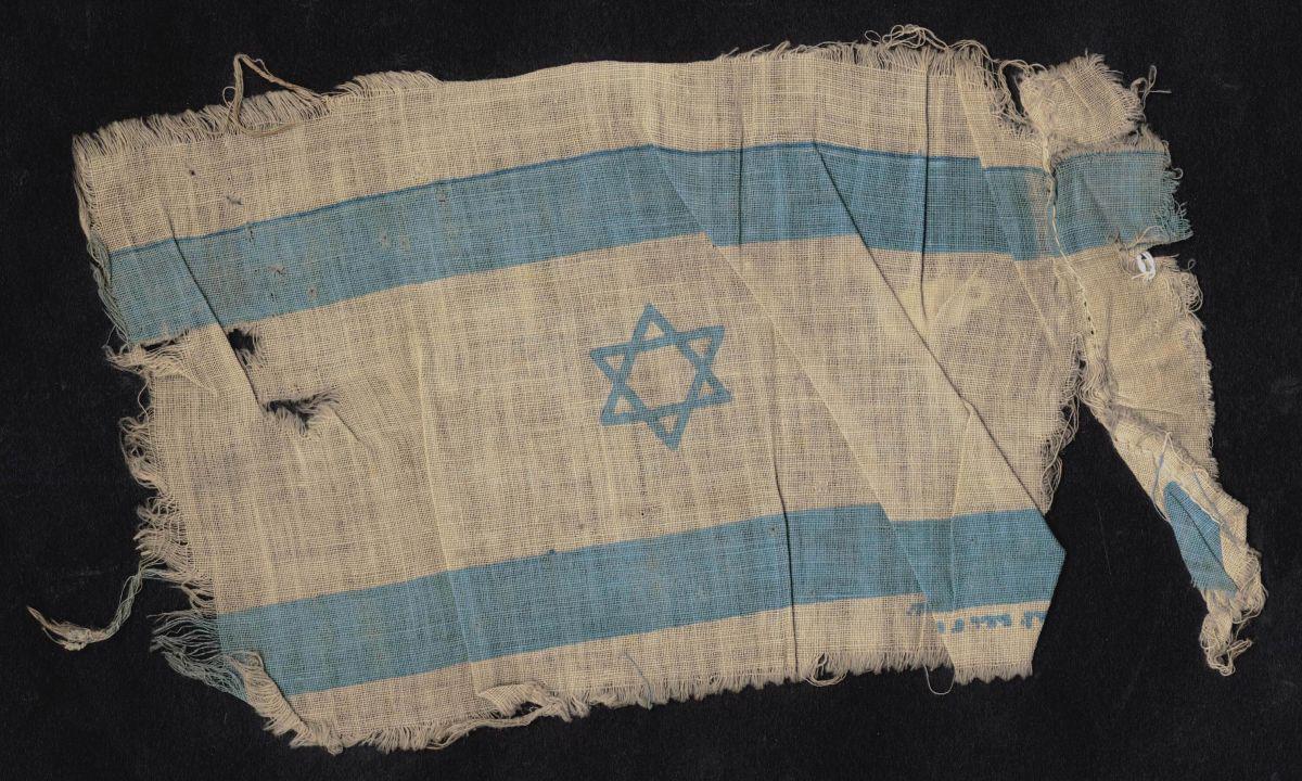 La bandera de Israel izada por Eleazar Shafrir (Spiegel) después de oír los resultados del voto en la ONU del 29 de noviembre de 1947 que aprobó la creación del Estado de Israel