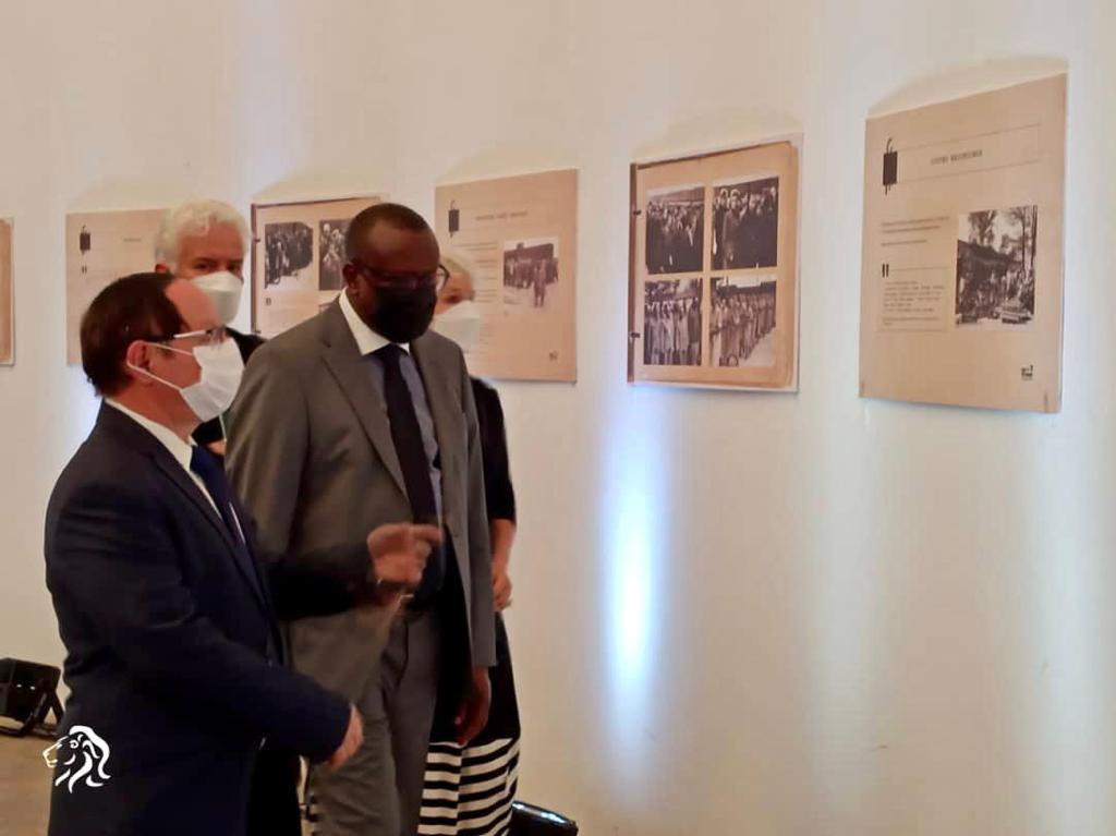 Выставка ready2print &quot;Аушвиц – место на земле : Альбом Аушвиц&quot;. Экспозиция в Мемориале Геноцида, Кигали, Руанда