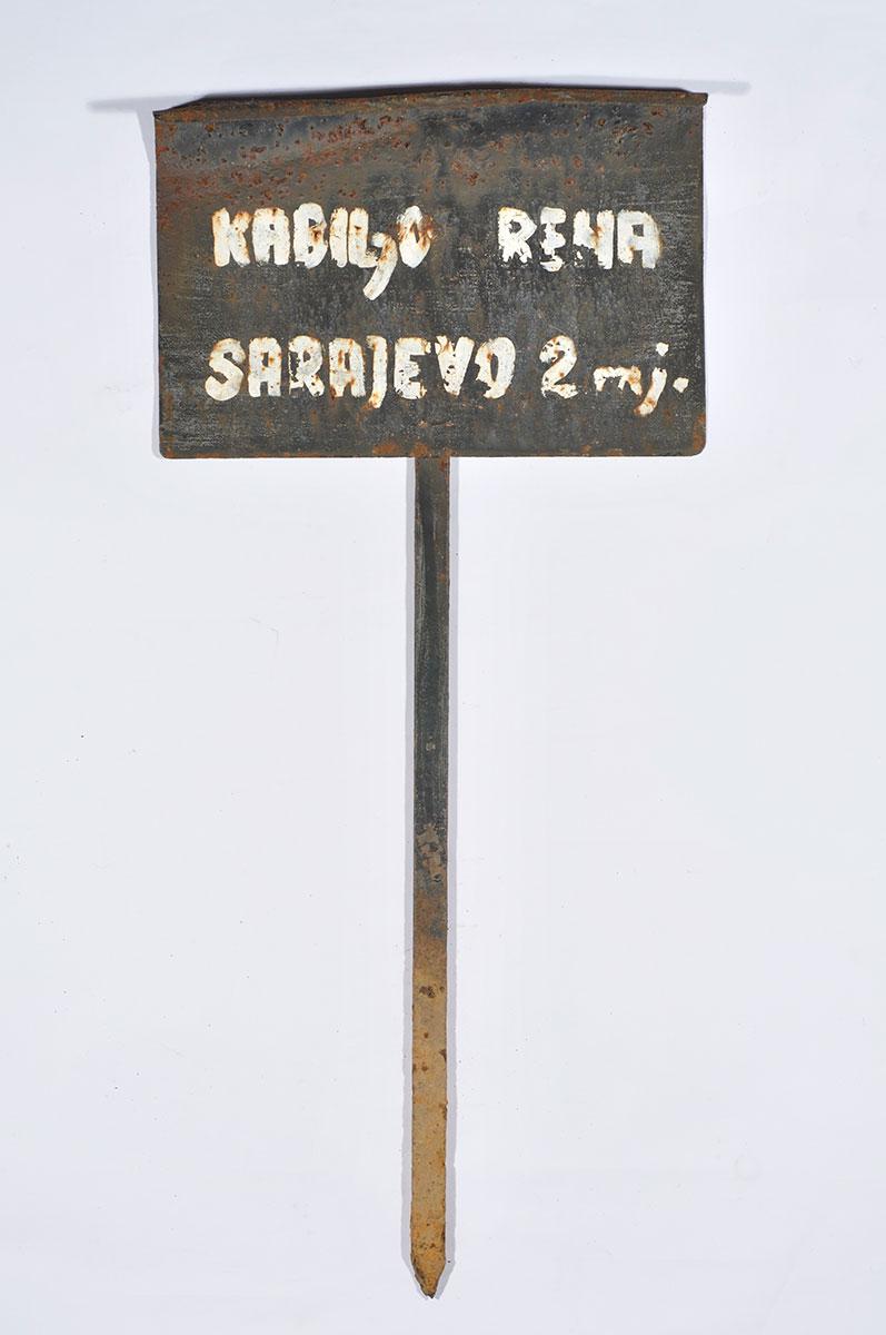 Una lápida grabada con el nombre de Rena Kabiljo de Sarajevo que fue asesinada en el campo de Djakovo a los 2 meses de edad