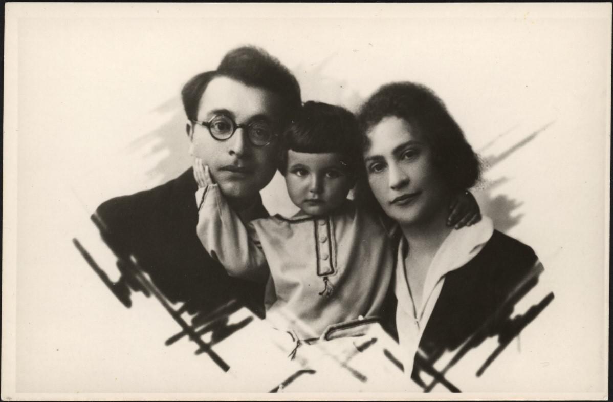 Tamara Podriadchik with her parents, 1928. Yad Vashem Archives