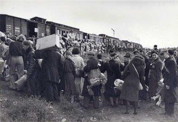 Jews in Westerbork boarding the deportation train to Auschwitz 